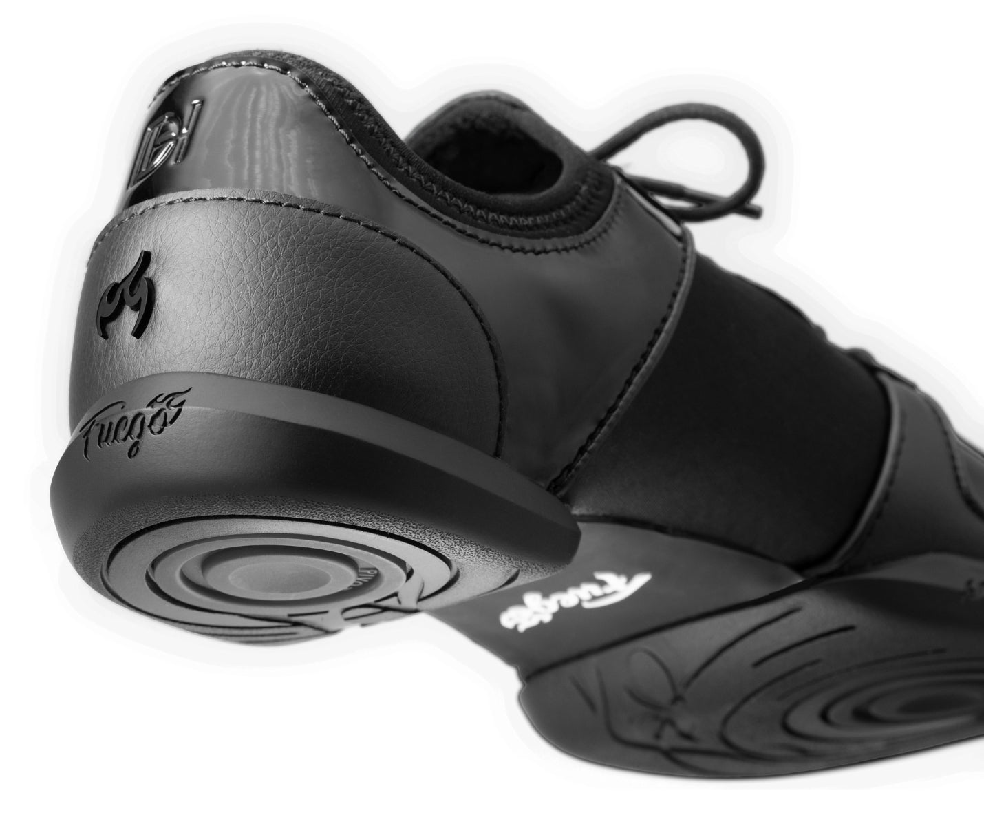 Nahaufnahme der Ferse und Sohle der Fuego Dance Sneakers Split Sole x Derek Hough mit Logos und Textur.